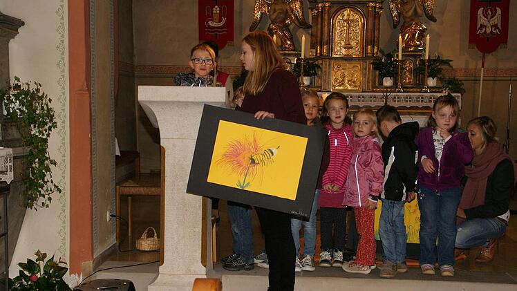 Traditionell begann der Herbstmarkt in Oberschleichach mit einem Familiengottesdienst, bei dem es um die Bienen ging, und was die Menschen von ihnen lernen können.