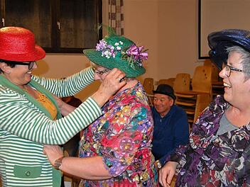 Die Damen der Burkardrother Sängervereinigung beim Hütchen-Spiel.  Foto: Sigismund von Dobschütz