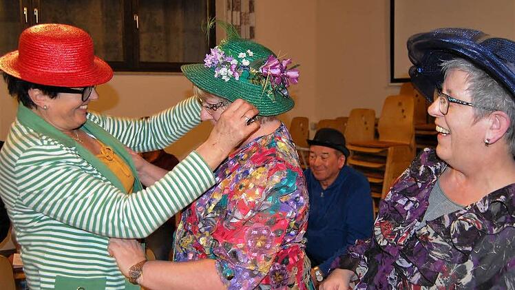 Die Damen der Burkardrother Sängervereinigung beim Hütchen-Spiel.  Foto: Sigismund von Dobschütz