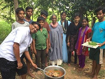 Pater Raja übt in Indien schon einmal für das Essen, welches er in Aschach live kochen wird.  Foto: Anbarasan