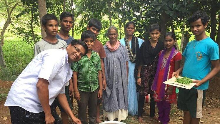 Pater Raja übt in Indien schon einmal für das Essen, welches er in Aschach live kochen wird.  Foto: Anbarasan