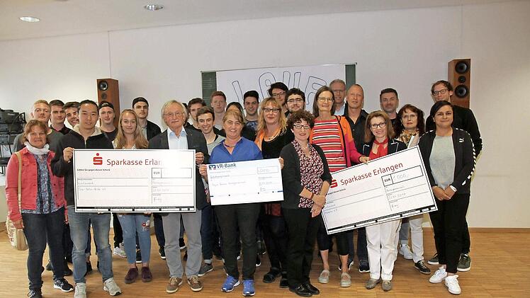 Das Orga-Team, Spendenempfänger, Sponsoren und Firmenvertreter bei der Übergab der Spendenschecks