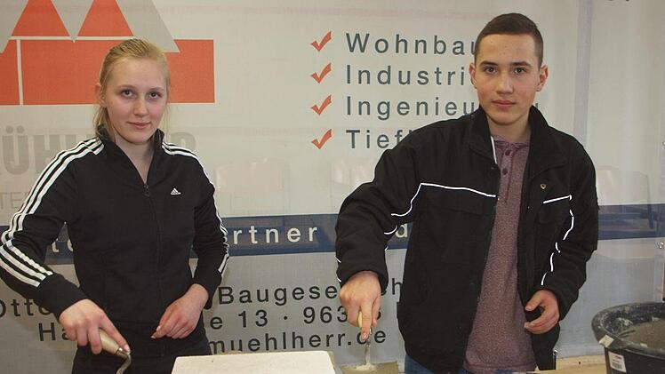 Die 16-jährige Schülerin Lucy Nikol der Johann-Puppert-Schule Michelau und Johannes Dauer von der Realschule Burgkunstadt versuchen sich hier als Maurer.  Foto: Alfred Thieret