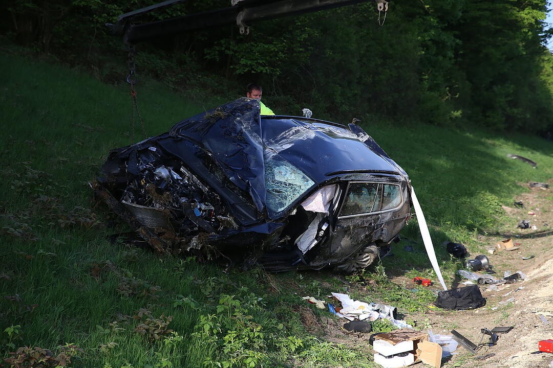 Auto überschlägt sich im Baustellenbereich auf der A6 im Kreis Roth