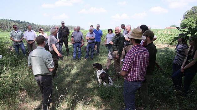 J&auml;ger, F&ouml;rster, Waldbesitzer, Landwirte und Beh&ouml;rdenvertreter trafen sich zur jagdlichen Lehrfahrt. Foto: Schanz