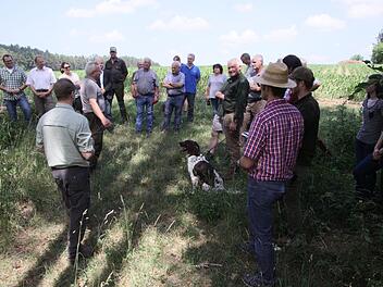 J&auml;ger, F&ouml;rster, Waldbesitzer, Landwirte und Beh&ouml;rdenvertreter trafen sich zur jagdlichen Lehrfahrt. Foto: Schanz