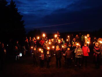 Die Ortsgruppe des Frankenwaldvereins organisierte einen Lichterzug von der Fichtera zum Samhain-Fest.Norbert Neugebauer