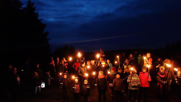 Die Ortsgruppe des Frankenwaldvereins organisierte einen Lichterzug von der Fichtera zum Samhain-Fest.Norbert Neugebauer