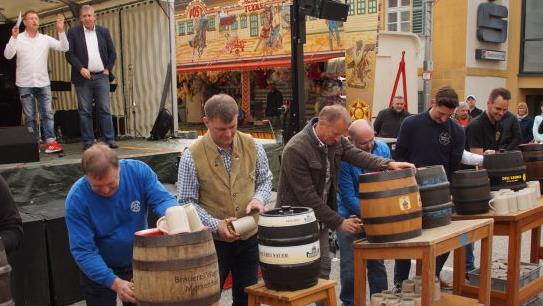 Die Braumeister aus der Fränkischen Toskana stechen die ersten Fässer an.  Fotos: Joseph Beck