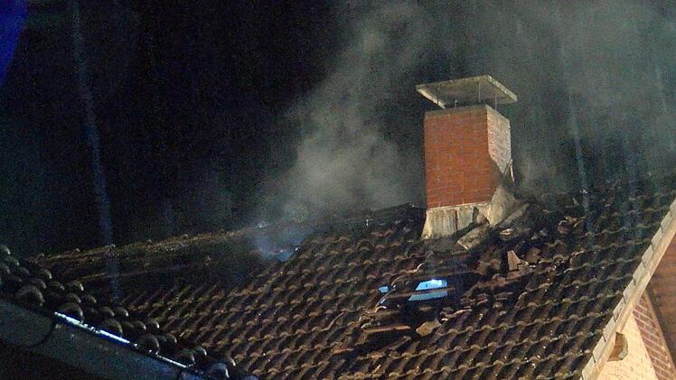 Nach einem Blitzeinschlag geriet ein Haus in Unterfranken in Brand. Dabei entstand hoher Sachschaden. Foto: NEWS5 / Paso