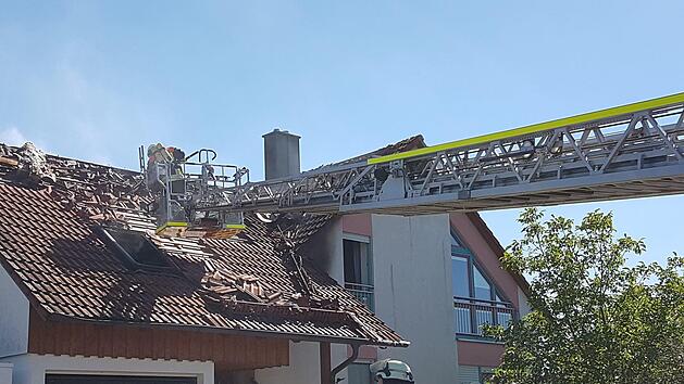 Mit der Drehleiter wurde der Dachstuhlbrand bek&auml;mpft. Foto: Alexander Hartmann