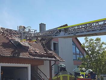 Mit der Drehleiter wurde der Dachstuhlbrand bekämpft. Foto: Alexander Hartmann