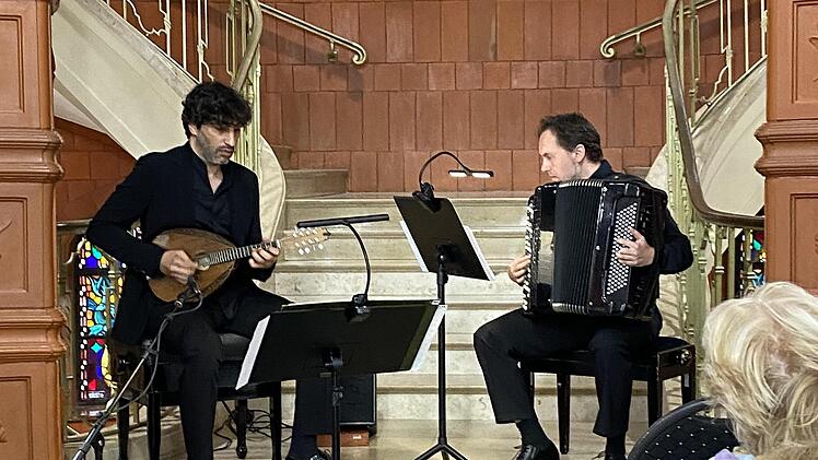 Mandolinist Avi Avital (links) und der Bajanspieler Aydar Gaynullin (rechts) traten im im Foyer des Kurhausbades auf.