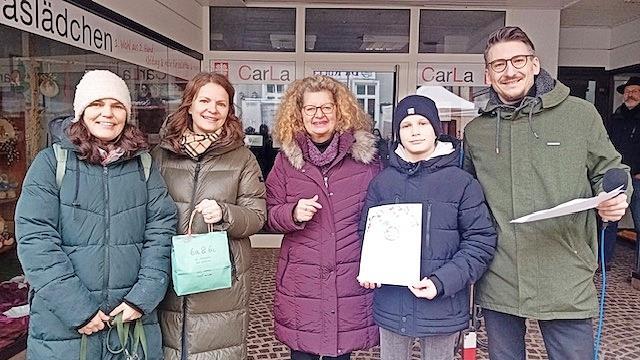 Unser Bild zeigt (von links) Katja Dittmayer, Heike Greenberg-Kremser, Dr. Karin Ott, Fiete Ankenbrand (f&uuml;r die Mittelschule 6a) und B&uuml;rgermeister Jan Marberg.