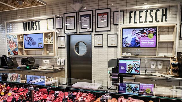 Fleischtheke im Supermarkt