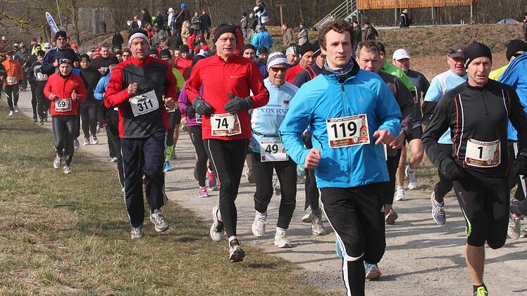 Rund 200 Laufbegeisterte fanden bei kühlen Temperaturen den Weg zum Hammelburger Osterlauf.