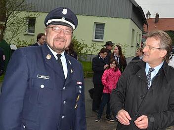 Bürgermeister Rainer Detsch (rechts) hob die Verdienste von Renald Steger für die Jugendfeuerwehren hervor. Zukünftig wird der Gemeinde-Cup "Renald-Steger-Cup" heißen.