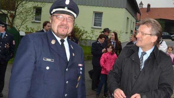 Bürgermeister Rainer Detsch (rechts) hob die Verdienste von Renald Steger für die Jugendfeuerwehren hervor. Zukünftig wird der Gemeinde-Cup "Renald-Steger-Cup" heißen.