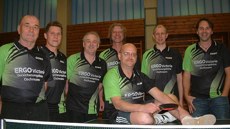 Als Vizemeister der 4. Kreisliga West steigt der ATSV Reichenbach III in die 3. Kreisliga auf. Unser Bild zeigt das Team mit (von links) Hans Toth, Sebastian Jakob, Rudolf Hoderlein, Thomas Hoderlein, Marco Voigt und Horst Enders. Vorne sitzend Thorsten Raab.