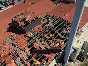 In einer Maschinenhalle in Markersreuth bei Münchberg ist es am Freitagnachmittag zu einer Verpuffung gekommen. Foto: News5 / Fricke