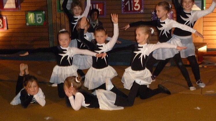 Mit Nussknackers kleinen Zuckerfeen begeisterten mit einer zauberhaften Tanzeinlage aus dem Ballett "Der Nussknacker" die fünf- bis achtjährigen Geräteturnerinnen. Foto: K.-H. Hofmann