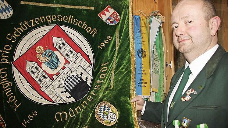 Klaus Brückner fühlt sich der fast 560-jährigen Geschichte der Münnerstädter Schützen eng verbunden und damit auch verpflichtet. Deshalb hat er das Amt des 1. Schützenmeisters übernommen. Foto: Heike Beudert