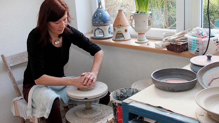 Gabi Rittmaier betreibt seit 2008 ihre Werkstatt in Sterpersdorf. An der Töpferscheibe sitzt sie am liebsten. Foto: Johanna Blum