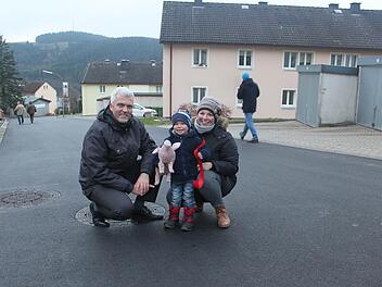 Der Anlieger Klein Henri schrieb einen Brief an den Bürgermeister Timo Ehrhardt und bedankte sich für die Maßnahme. Mit im Bild: Seine Mutter Nadine Prühß. Foto: Veronika Schadeck