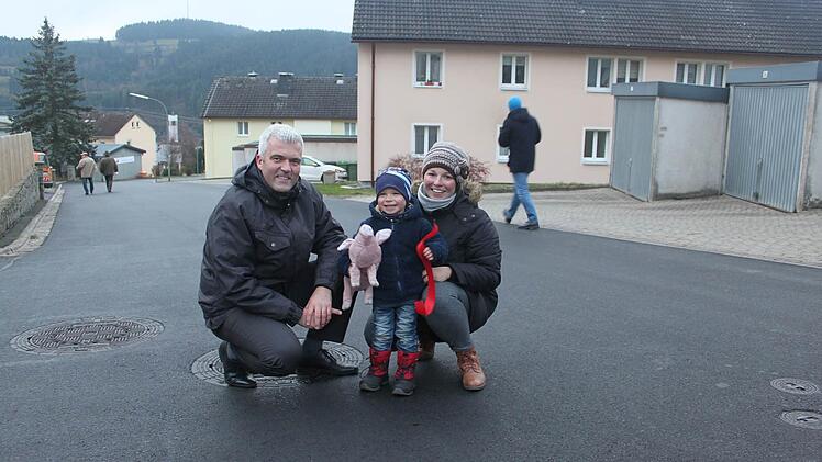Der Anlieger Klein Henri schrieb einen Brief an den Bürgermeister Timo Ehrhardt und bedankte sich für die Maßnahme. Mit im Bild: Seine Mutter Nadine Prühß. Foto: Veronika Schadeck