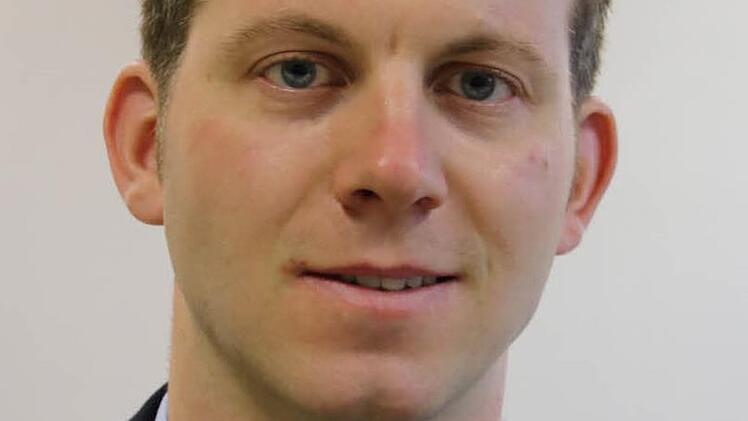 "Die Handhabung ist einfach", berichtet Dominik Billmann, der als einer von drei Fach-Kreisbrandmeistern für die Schulung der Kameraden zuständig ist. Ein großer Vorteil sei die Möglichkeit, in Gruppen zu funken: "Man kann per Knopfdruck umschalten, dass es entweder nur die mitbekommen, die mit am Einsatzort sind, oder dass man mit der Leitstelle Kontakt aufnimmt", nennt der Wirmsthaler als Beispiel. Die Schulung besteht aus vier Stunden Theorie und drei Stunden Praxis, aber: "Dann fängt das ...