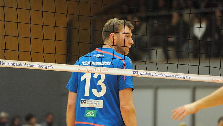 1:3 gegen den Tabellenführer verloren, aber wieder viele Sympathie-Punkte gewonnen haben Hammelburgs Volleyballer (blaue Trikots). Foto: Hopf