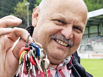 Hilmar Trunzer ist beim VfL Frohnlach ein echter "Schlüsselspieler". Er hat nicht nur die Schlüsselgewalt über das Stadiongelände, er übernimmt auch zahlreiche andere Aufgaben im Verein. Foto: Martin Kreklau