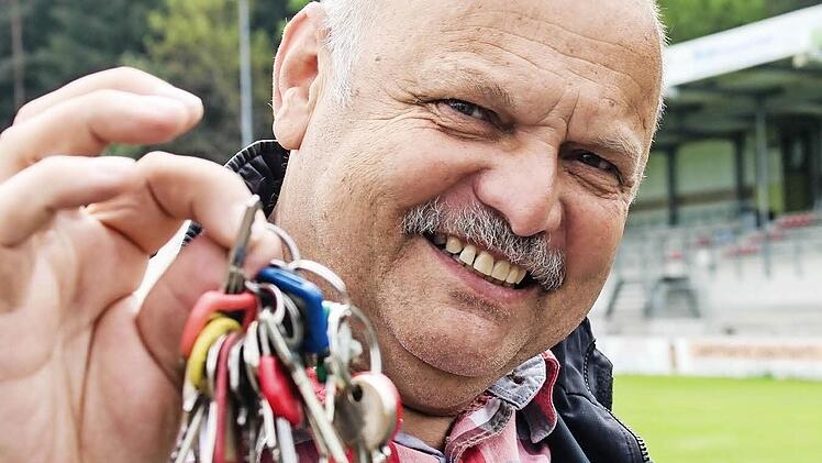Hilmar Trunzer ist beim VfL Frohnlach ein echter "Schlüsselspieler". Er hat nicht nur die Schlüsselgewalt über das Stadiongelände, er übernimmt auch zahlreiche andere Aufgaben im Verein. Foto: Martin Kreklau