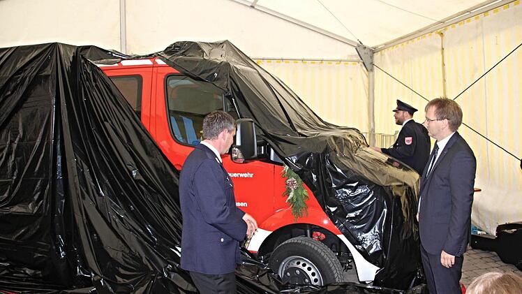 Vorsichtig wurde das neue Fahrzeug enthüllt, rechts Bürgermeister Wolfram Thein. Foto: Helmut Will