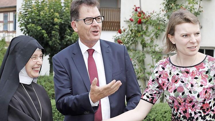 Äbtissin Mechthild Thürmer (links) begrüßte Minister Gerd Müller und Emmi Zeulner in Maria Frieden.  Fotos: Matthias Hoch