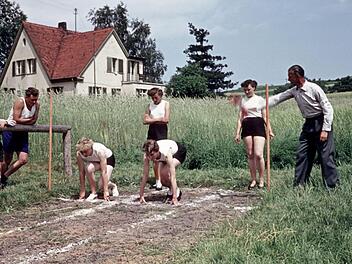 Das waren die Anfänge - ein Sportfest des Kreisjugendrings vor 70 Jahren in Burgebrach - mitten auf der Wiese.Archivbild; KJR