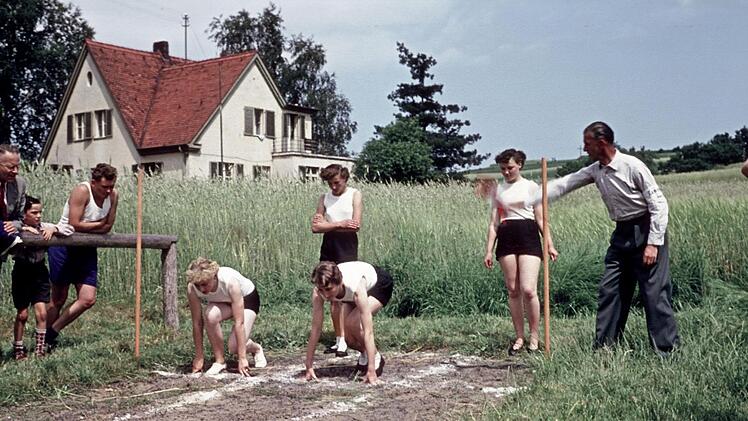 Das waren die Anfänge - ein Sportfest des Kreisjugendrings vor 70 Jahren in Burgebrach - mitten auf der Wiese.Archivbild; KJR