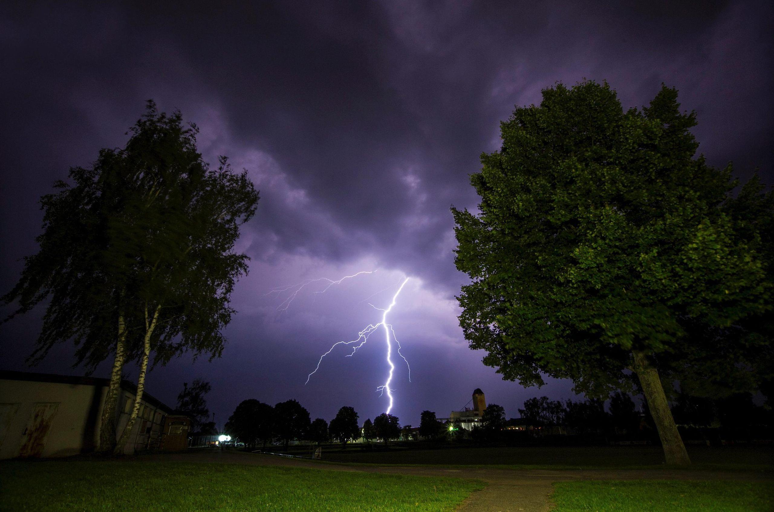 Überschwemmte Straßen, vollgelaufene Keller und Hagel: Starke Unwetter