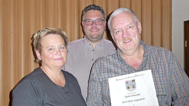 Die Ehrung für 40 Jahre Singen im Chor des Gesangvereins Weilersbach: Vorsitzende Manuela Wunner, Vizebürgermeister Marco Friepes und Sänger Dieter Lengenfelder Foto: Heidi Amon