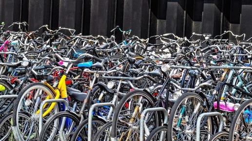 Sollen Radfahrer f&uuml;r &ouml;ffentliche Abstellpl&auml;tze Parkgeb&uuml;hren zahlen? Ja, findet CDU-Politiker Andreas Hartnigk. Symbolfoto:  djedj/pixabay.com