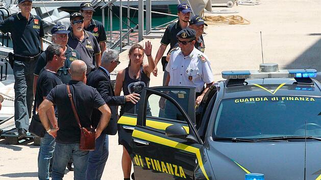 Die Kapit&auml;nin der "Sea-Watch 3", Carola Rackete, wurde von der italienischen Polizei abgef&uuml;hrt.  Foto: Pasquale Claudio Montana Lampo/ANSA/dpa