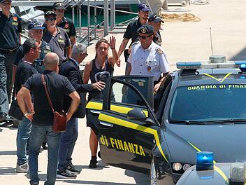 Die Kapitänin der "Sea-Watch 3", Carola Rackete, wurde von der italienischen Polizei abgeführt.  Foto: Pasquale Claudio Montana Lampo/ANSA/dpa