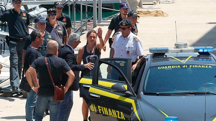 Die Kapitänin der "Sea-Watch 3", Carola Rackete, wurde von der italienischen Polizei abgeführt.  Foto: Pasquale Claudio Montana Lampo/ANSA/dpa