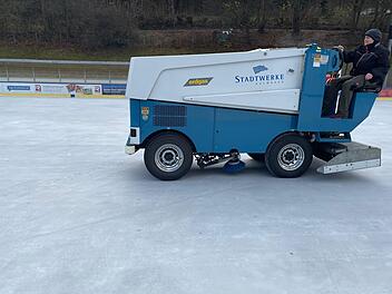 Petra Beller ist Fachkraft für Eissportanlagen und sorgt mit der Eisaufbereitungsmaschine dafür, dass die Lauffläche immer im Top-Zustand ist. Foto:  Jürgen Gärtner