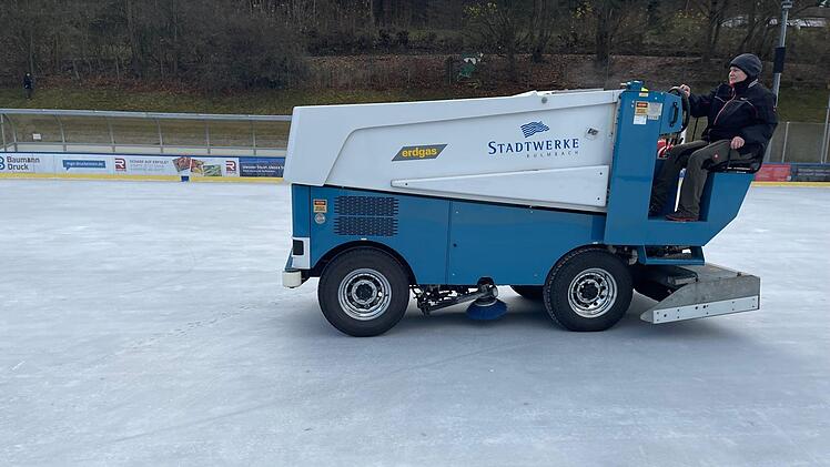 Petra Beller ist Fachkraft für Eissportanlagen und sorgt mit der Eisaufbereitungsmaschine dafür, dass die Lauffläche immer im Top-Zustand ist. Foto:  Jürgen Gärtner