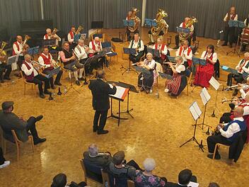 Seit drei Jahrzehnten finden sich Blasmusikbegeisterte im Senioren-Orchester Unterfranken zusammen. Den 30. Geburtstag feierten sie in der Bayerischen Musikakademie, in der das Ensemble einst gegründet wurde.