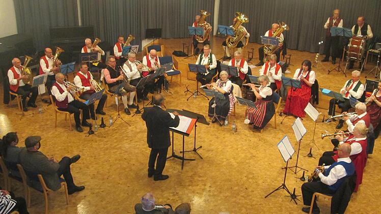 Seit drei Jahrzehnten finden sich Blasmusikbegeisterte im Senioren-Orchester Unterfranken zusammen. Den 30. Geburtstag feierten sie in der Bayerischen Musikakademie, in der das Ensemble einst gegründet wurde.