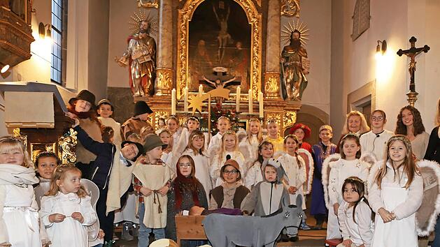 Die Wei&szlig;enbrunner Krippenspiel-Kinder mit Betreuerin Hermine Fiedler vor dem Altar in der Wei&szlig;enbrunner Dreieinigkeitskirche