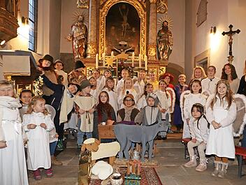 Die Wei&szlig;enbrunner Krippenspiel-Kinder mit Betreuerin Hermine Fiedler vor dem Altar in der Wei&szlig;enbrunner Dreieinigkeitskirche