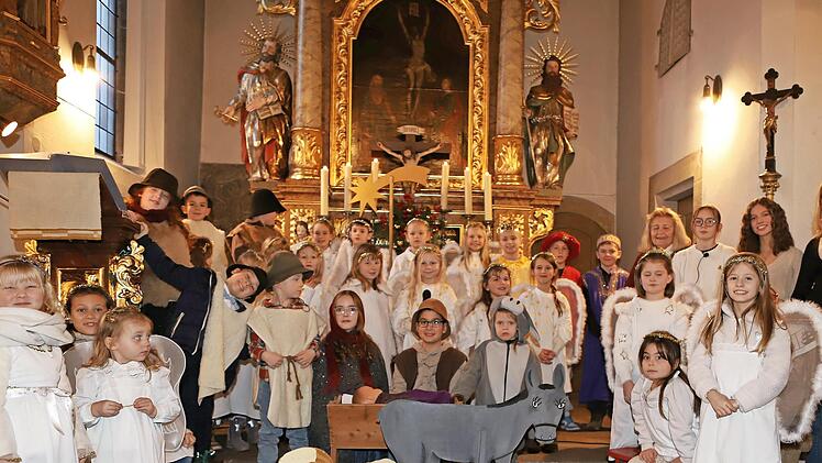 Die Wei&szlig;enbrunner Krippenspiel-Kinder mit Betreuerin Hermine Fiedler vor dem Altar in der Wei&szlig;enbrunner Dreieinigkeitskirche